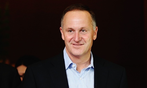 Nu boi ban doa danh Thu tuong New Zealand vi giat toc hinh anh