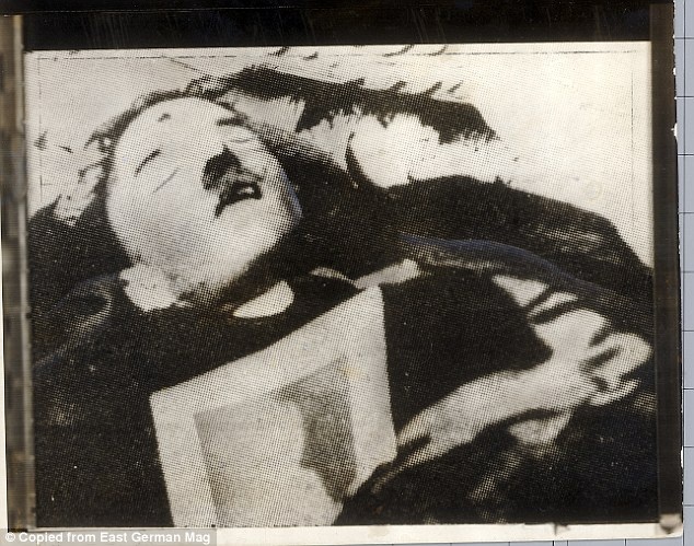 Một ảnh về tử thi của Hitler do binh sĩ Hồng quân chụp sau khi ông ta tự sát trong hầm vào ngày 30/4/1945.