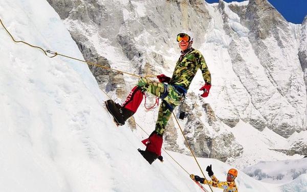 Gia dinh tuyet vong cho tin tuc nguoi than o Everest hinh anh