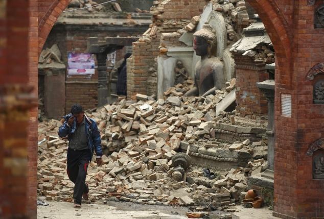 Dong dat Nepal: 'Mat dat nhu sap nuot chung toi' hinh anh