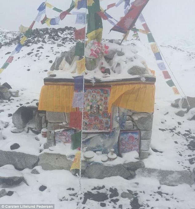 Nui Everest nhu 'bai chien truong' sau dong dat, lo tuyet hinh anh