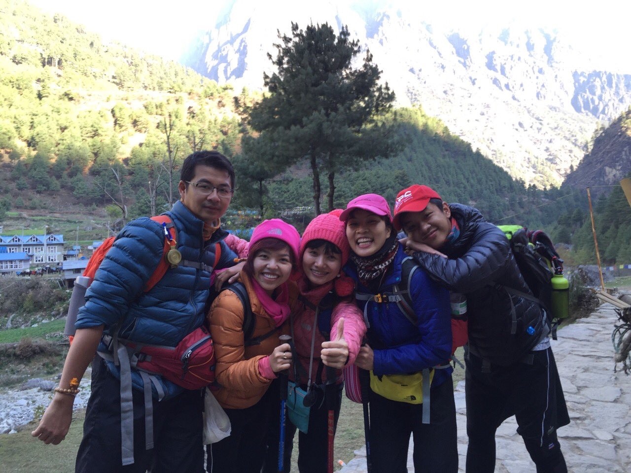 5 nguoi Viet keu cuu tu vung dong dat o Nepal hinh anh