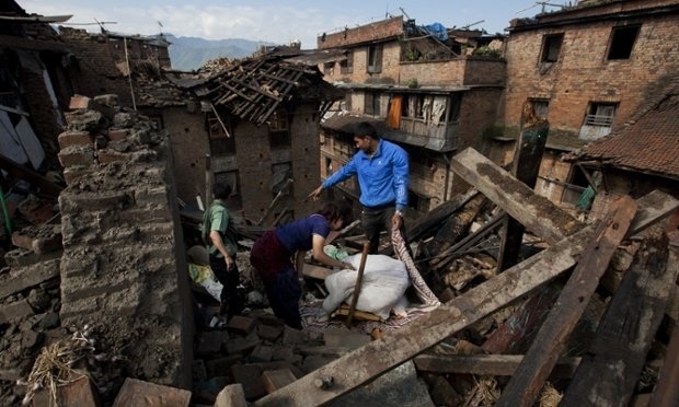 Một gia đình giữa đống đổ nát sau động đất ở Nepal. Ảnh: AP.