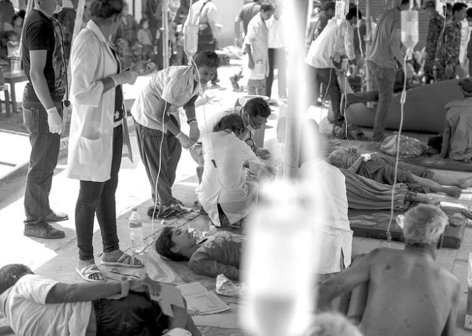 Các nạn nhân được cứu chữa tạm bên ngoài Bệnh viện Dhading vì số người bị thương quá đông - Ảnh: Reuters