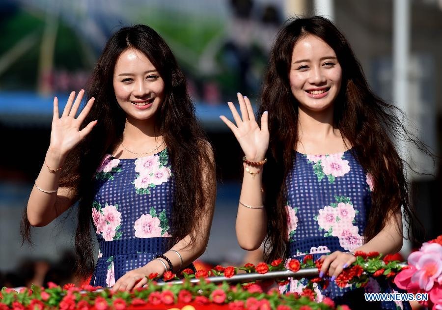 Nam thanh, nu tu du le hoi song sinh o Trung Quoc hinh anh