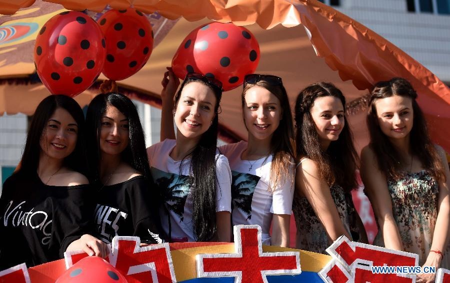 Nhiều cặp song sinh từ nước ngoài tới Mặc Giang để dự sự kiện.