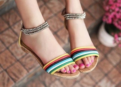 Bi quyet cham soc da chan tu tin di sandal ngay he hinh anh