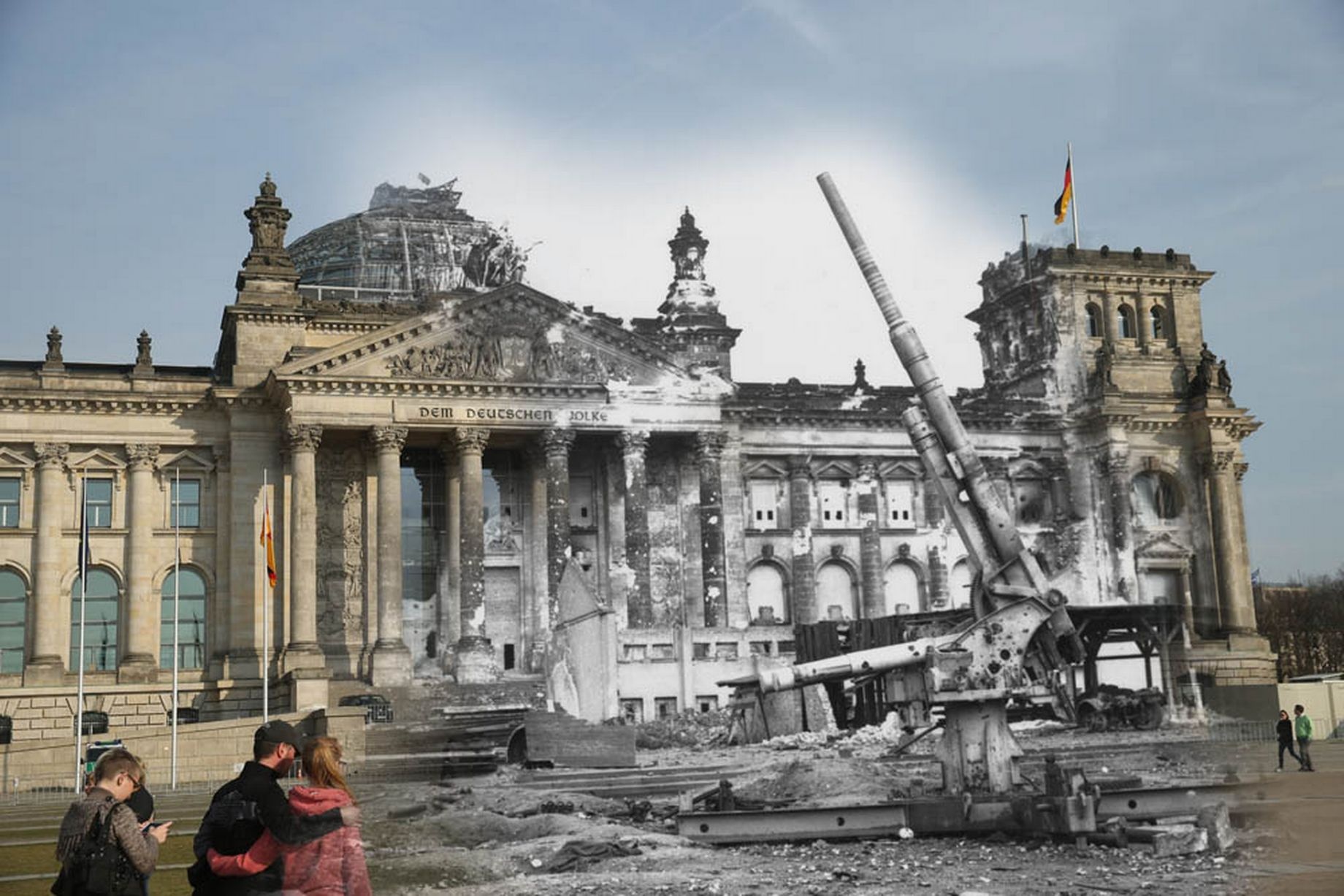 Súng pháo binh Đức trước đống đổ nát của Reichstag tháng 07 năm 1945 tại Berlin đối lập với hình ảnh người dân thư giãn trước Reichstag hiện tại.