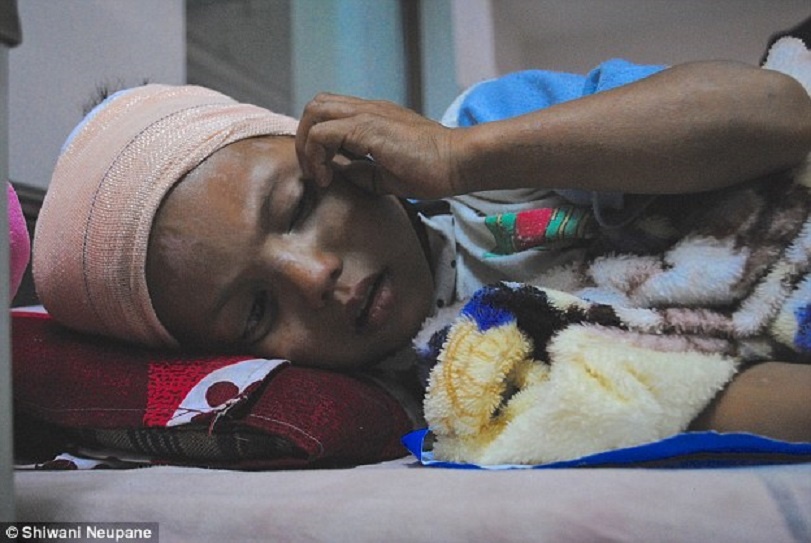 Hoan canh thuong tam cua tre em sau dong dat o Nepal hinh anh