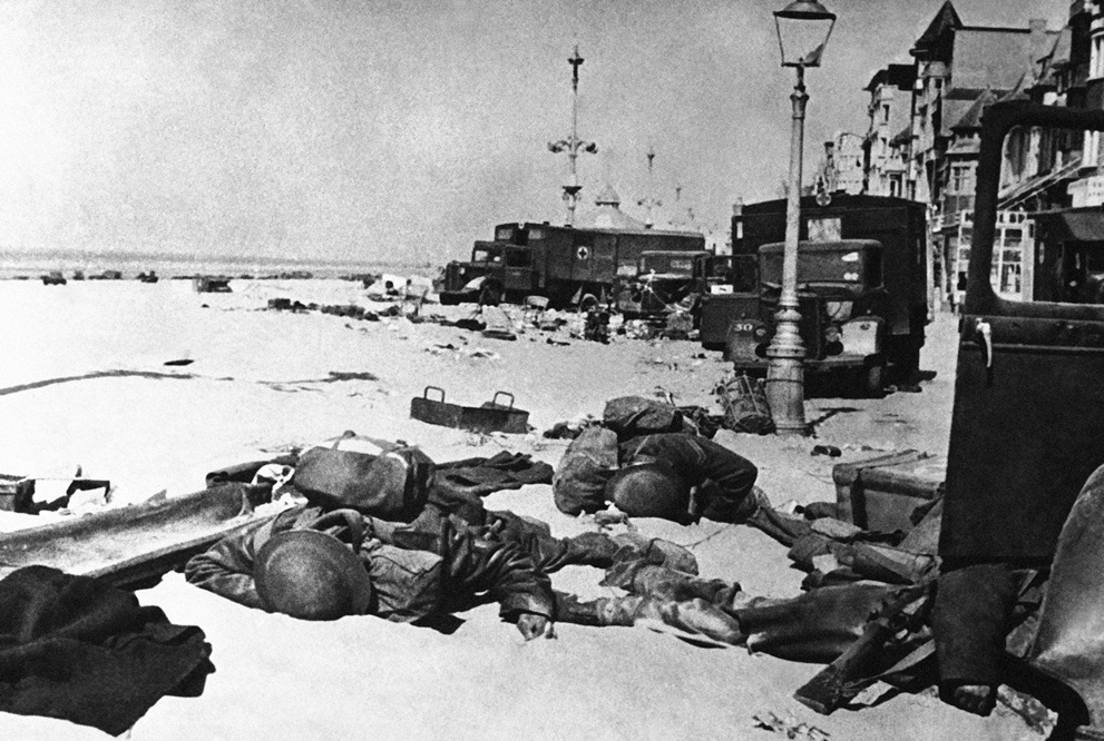 Lính Anh tử vong trên đường rút quân tại Flanders, Bỉ ngày 31/7/1940, bên cạnh vẫn rải rác các phương  tiện  và vũ khí chiến.