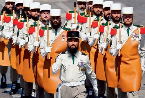 1. Lính lê dương Pháp là đội quân tinh nhuệ bao gồm những người nước ngoài tình nguyện chiến đấu vì nước Pháp. Từ năm 1830, nước Pháp đã cấm việc tuyển quân lính là người nước ngoài. Trang phục của lính lê dương bao gồm cây rìu và thắt lưng da hình dạng như một chiếc tạp dề rộng tới 40cm và dài 4,2m. Mục đích của thắt lưng này là giữ ấm và bảo vệ vùng bụng của lính Pháp.