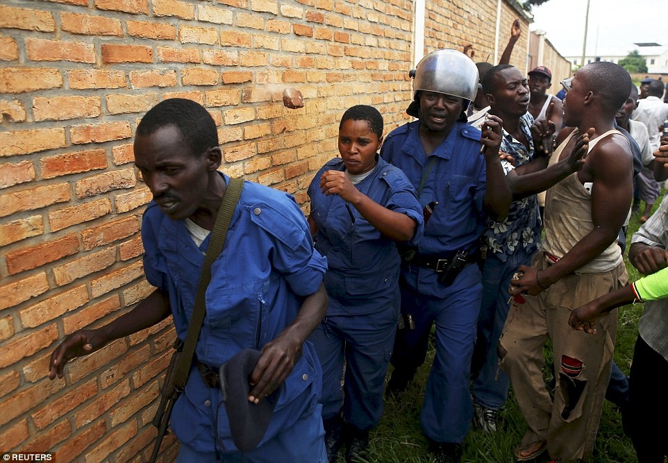 Một sĩ quan đích thân hộ tống đồng nghiệp ra khỏi đám đông sau khi nhiều cảnh sát tới hiện trường để can thiệp.