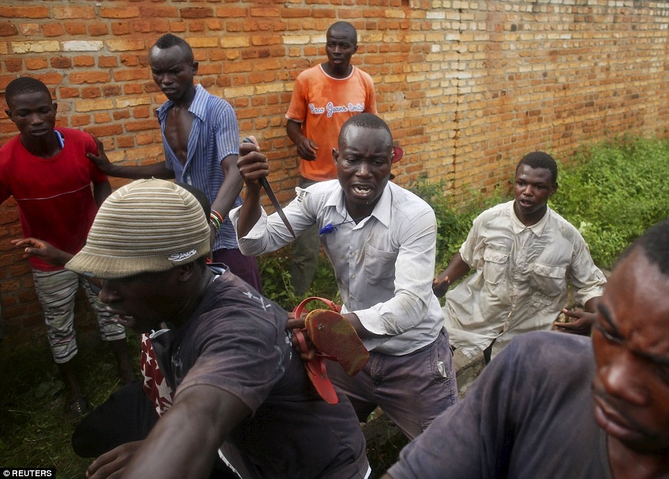 Dam dong danh hoi dong nu canh sat Burundi hinh anh