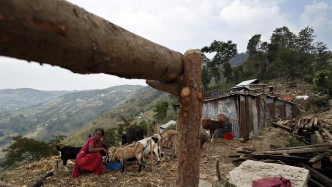 Thi tran Trung Quoc lun va xe dich vi dong dat o Nepal hinh anh