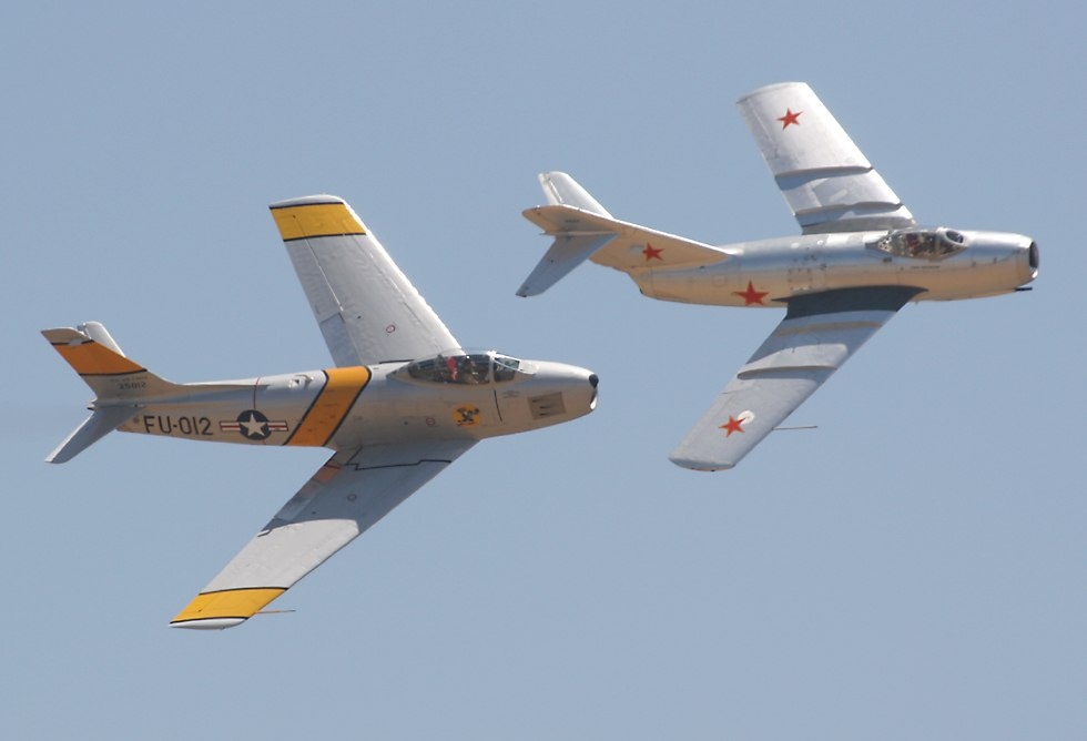 Cuoc cham tran MiG-15 va F-86 tren bau troi Trieu Tien hinh anh