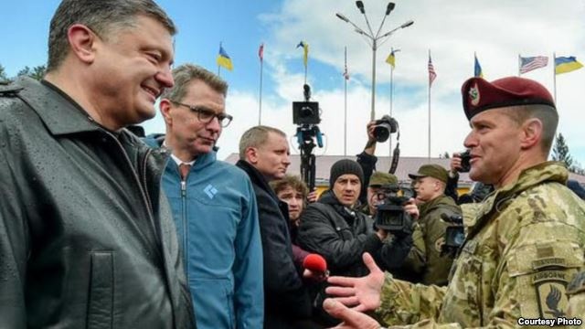 Tổng thống Ukraine Petro Poroshenko tiếp đón lính Mỹ tới huấn luyện cho quân đội chính phủ của Kiev hôm 20/4/2015.