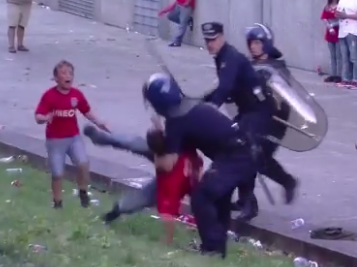 Canh sat danh bo truoc mat con tai Bo Dao Nha hinh anh