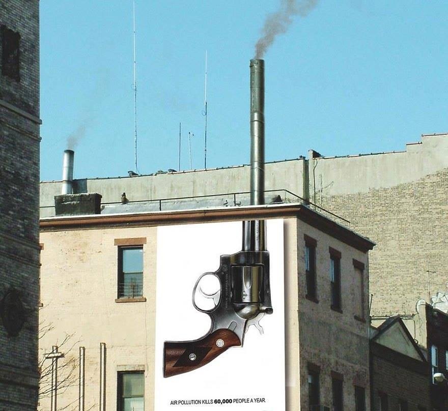 Hình ảnh cột khói thải gắn liền với chiếc súng, cảnh báo người xem về sự nguy hiểm của ô nhiễm không khí. guyên nhân khiến 60.000 người phải chết mỗi năm.