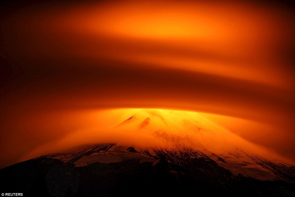 Bau troi chuyen mau do vi nui lua phun tai Chile hinh anh