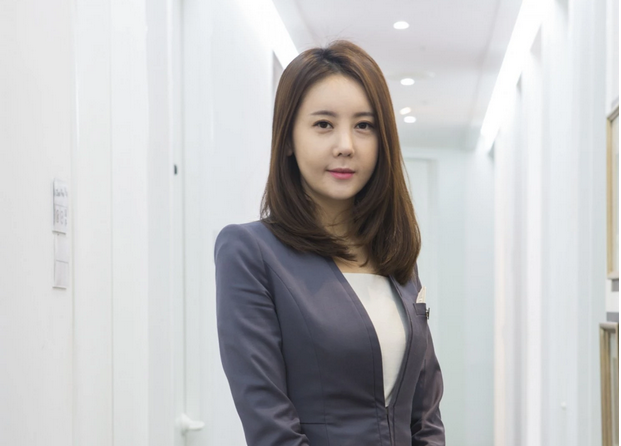 Tư vấn viên tại bệnh viện thẩm mỹ Gyalumhan, Gangnam, Hàn Quốc. Ảnh: Washington Post