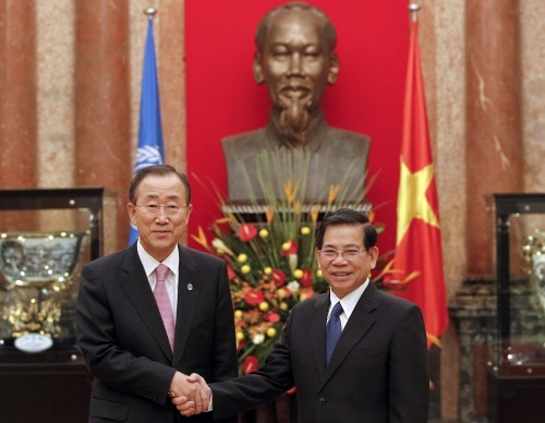 Tổng thư ký Liên Hợp Quốc Ban Ki Moon và chủ tịch nước Nguyễn Minh Triết trong chuyến thăm lần đầu tiên của ông tới Việt Nam