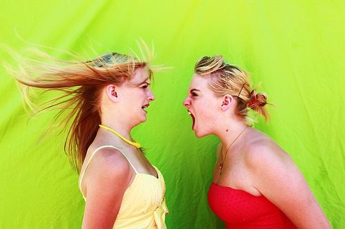 Mot chi doa vut xe dap dien sang nha em hinh anh