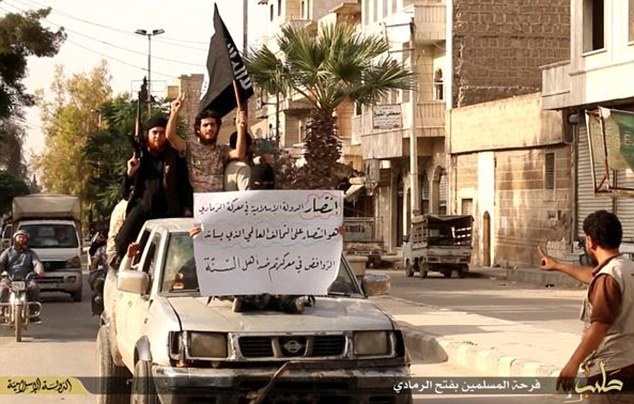 Phiến quân diễu hành trên phố tại Ramadi sau khi binh sĩ chính phủ rút khỏi đây hôm 17/5.