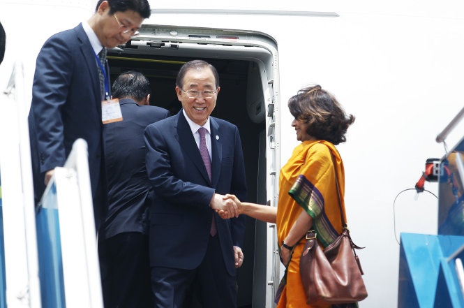 12g20, Tổng thư ký LHQ Ban Ki-Moon đặt chân tới Việt Nam trên chuyến bay thương mại của hãng hàng không Asiana Airlines - Ảnh: Nguyễn Khánh