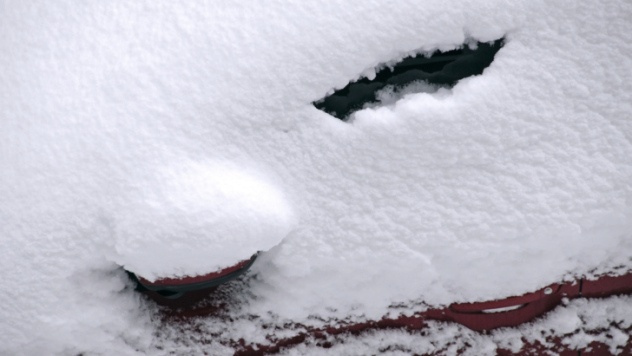 Xe của Peter Skyllberg nằm trong tuyết khi hai người dân vô tình phát hiện nó. Ảnh: BBC