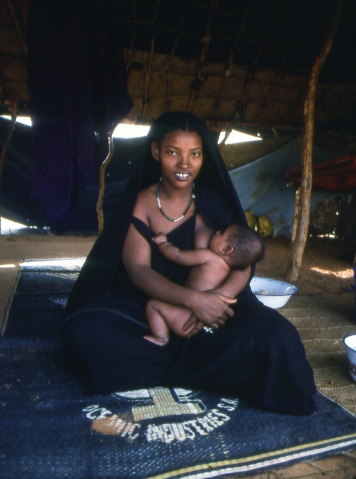 Phụ nữ Tuareg hưởng mọi quyền như nam giới, song nhiệm vụ chính của họ là chăm sóc gia đình.