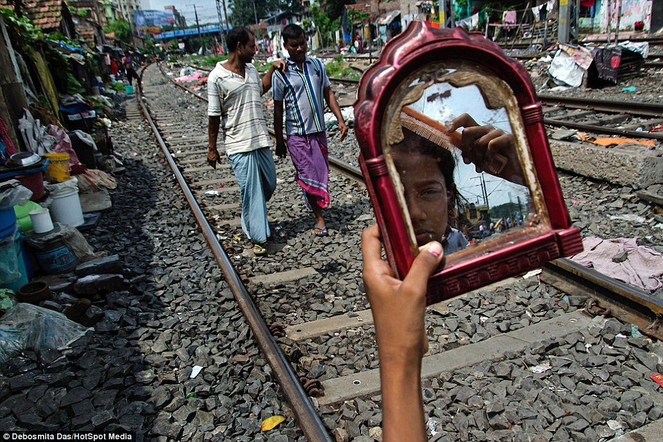 Cuoc song nguy hiem o khu o chuot gan duong tau hinh anh