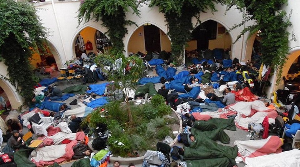 Canh nguoi vuot bien tru chan trong khach san hoang tren dao hinh anh