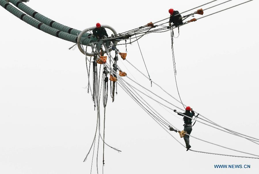 Canh cong nhan lam viec tren duong day dien cao the hinh anh