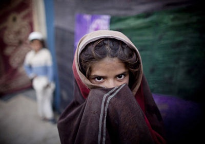 Phan doi nhung be gai lay chong qua som vi chien tranh hinh anh