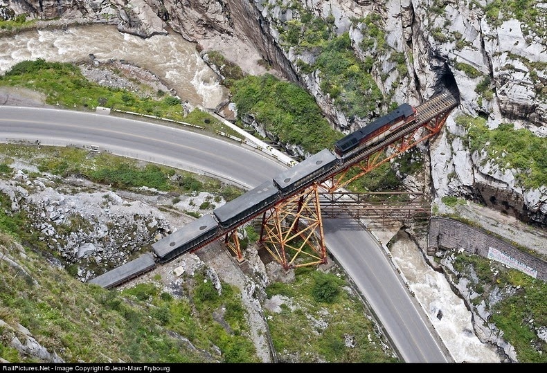 The line starts at the port city of Callao, at almost sea level, then passes by Lima city and then reach the peak altitude of 4,818 meters in the Anticona pass (Ticlio, Lima). It continues until it reaches the mining town of La Oroya, where the railway forks in two routes: one to Cerro de Pasco and the other to Huancayo and Huancavelica. 