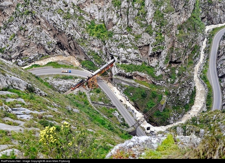 The ride along this route is a major attraction for train enthusiasts with 58 bridges, 69 tunnels – including the second highest railroad tunnel in the world - and 6 switchbacks.