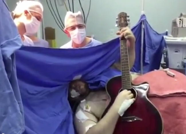 Benh nhan choi dan trong luc bac si mo nao hinh anh