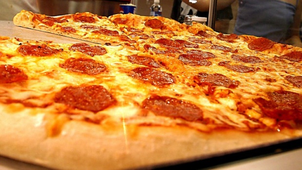 Canh sat My phat banh pizza cho hanh khach mac ket hinh anh