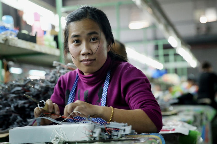 Ben trong thi tran co gan 150 co dau Viet o Trung Quoc hinh anh