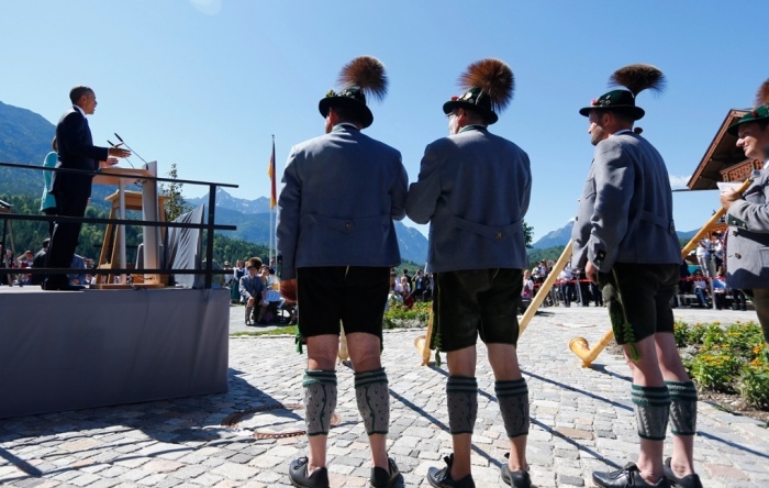 Đội chơi kèn cùng người dân nghe Obama phát biểu.