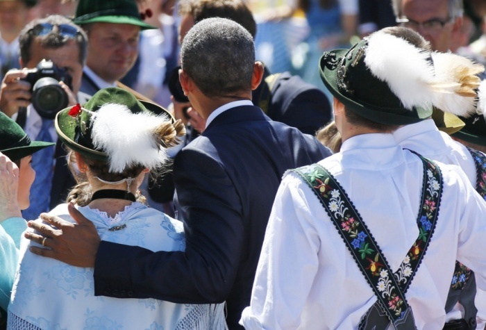 Ông chủ Nhà Trắng chụp ảnh cũng người dân địa phương.