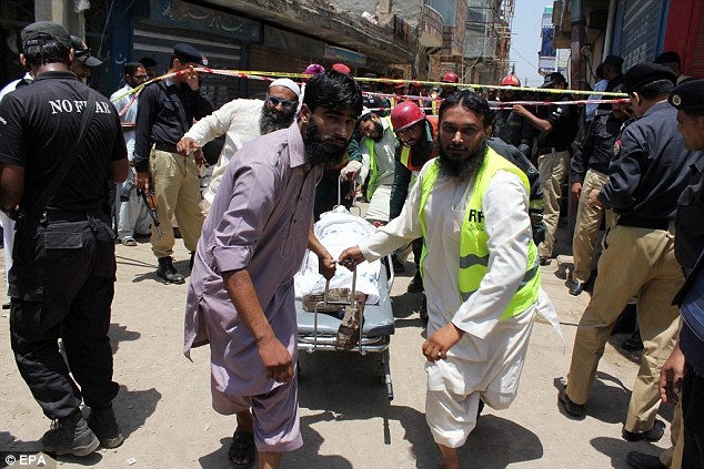 Hai ke danh bom tu sat no tung vi danh nhau hinh anh