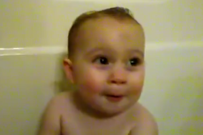 Ve ngo nghinh cua em be chi biet noi 'khong' hinh anh