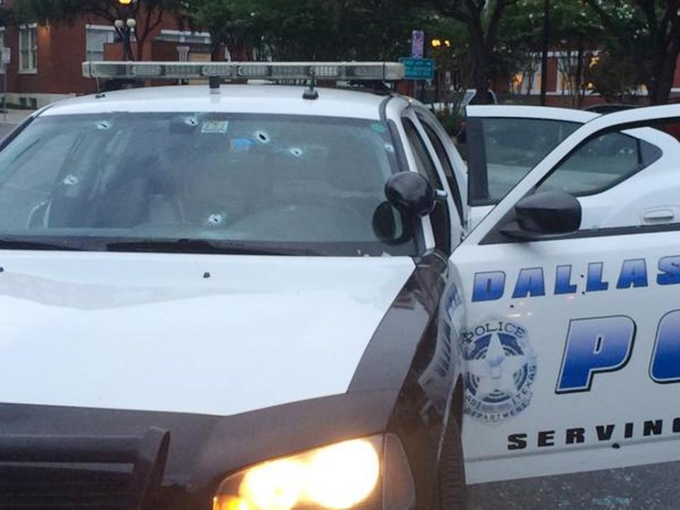 Những vết đạn trên kính của một xe cảnh sát.