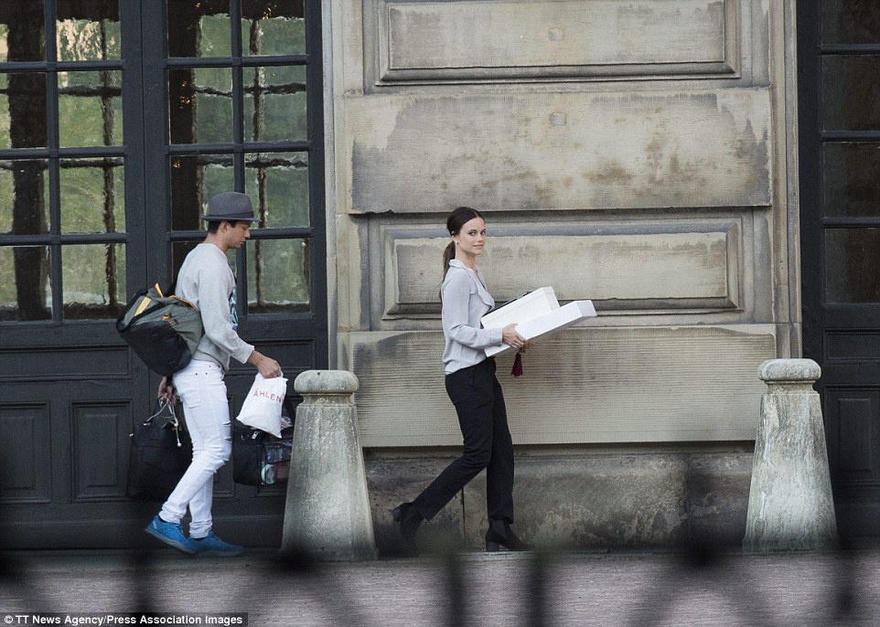 Sau tiệc, Sofia tới nhà thờ để chuẩn bị cho lễ cưới hôm 13/6.