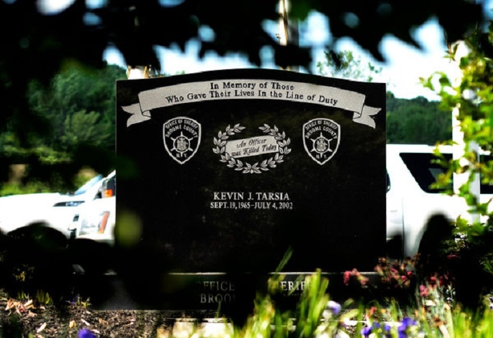 Bia tưởng niệm của phó cảnh sát trưởng Kevin Tarsia, người đã thiệt mạng trong vụ án khiến Sweat nhận án tù chung thân không ân xá. Ảnh: New York Times