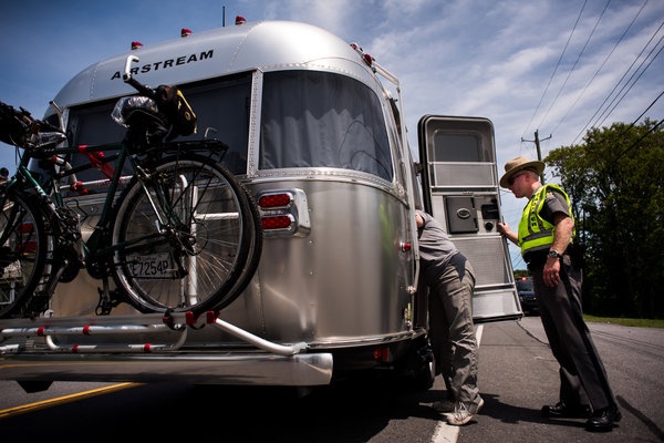 Cảnh sát kiểm tra một chiếc xe tại trạm kiểm soát ở ở Cadyville, New York. Ảnh: New York Times