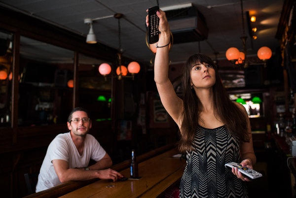 Người dân theo dõi tin tức cập nhật về vụ truy lùng hai sát nhân vượt ngục từ quán bar. Ảnh: New York Times