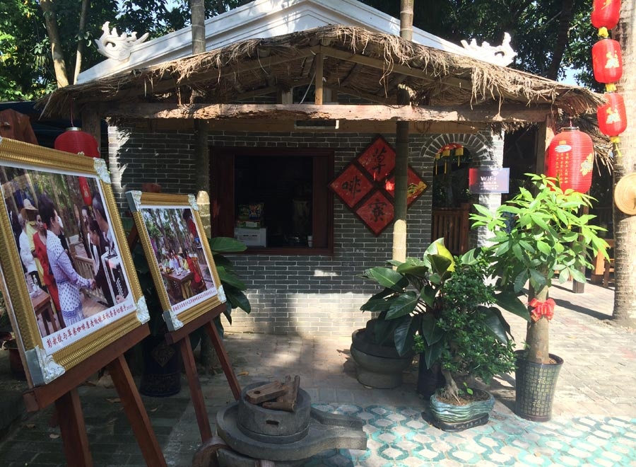 Trong một quán cà phê, 