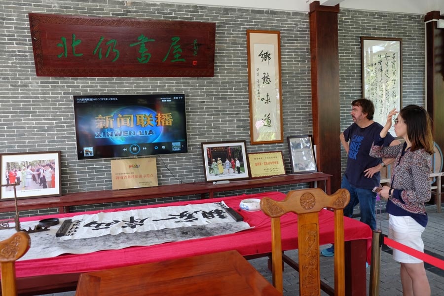 Du khách tham quan hội trường làng.